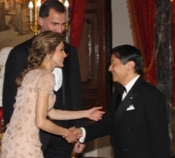 Su Alteza Real la Princesa Asturias recibe el saludo de Su Alteza Imperial el Príncipe Heredero del Japón